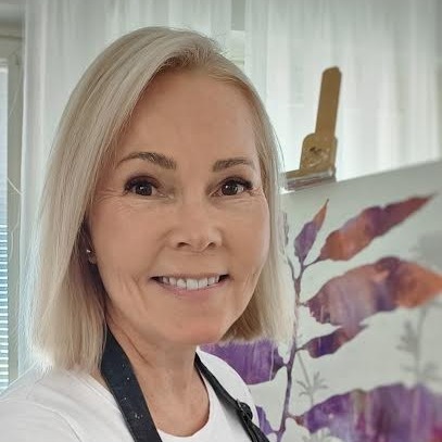 Sinikka Sarakallio maalaustelineen ääressä