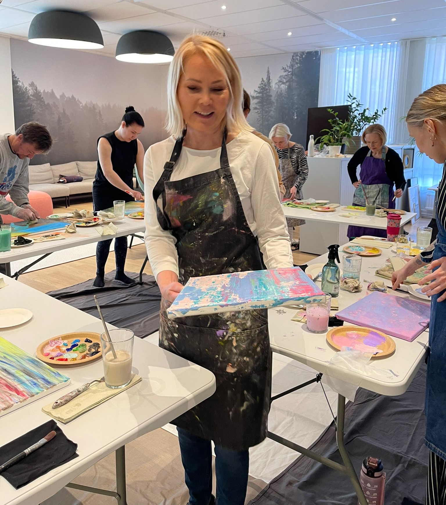 Sinikka ohjaa MIND & PAINT™ -ryhmävalmennusta