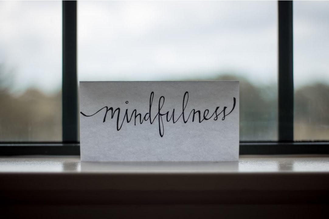 Käsin kirjoitettu mindfulness-kortti ikkunalaudalla