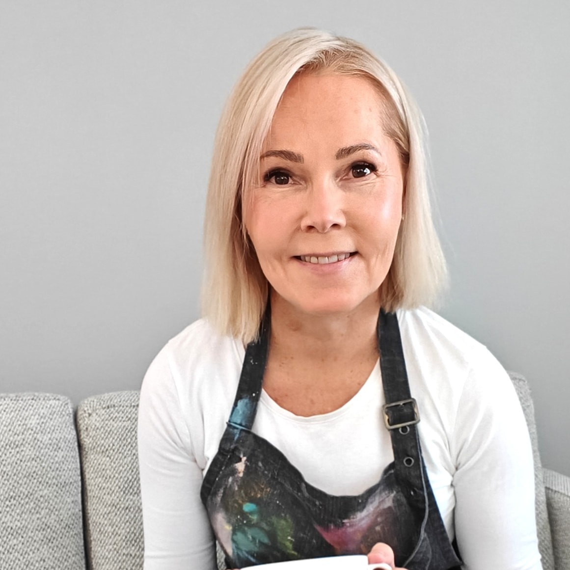 Sinikka Sarakallio kahvikupin kanssa