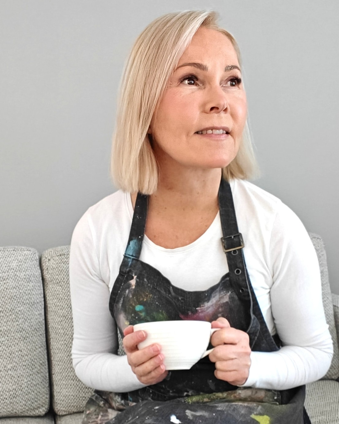 Sinikka Sarakallio pysähtyneenä kahvikupin äärellä